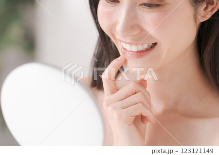 綺麗な歯で微笑む女性 123121149