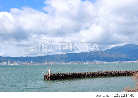 冬の琵琶湖の風景 123121449