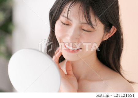 手鏡を持って微笑む女性 手鏡を持って微笑む女性 123121651