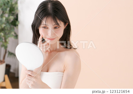 手鏡を持って微笑む女性 手鏡を持って微笑む女性 123121654