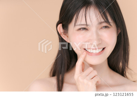 綺麗な歯で微笑む女性 123121655
