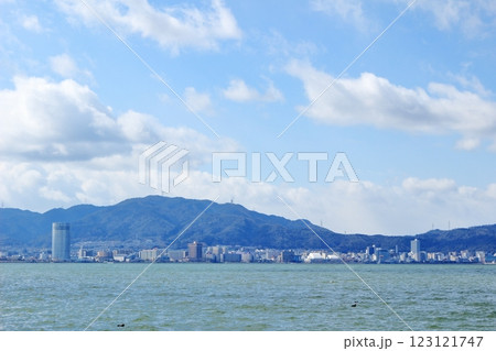 滋賀県草津市の湖岸緑地からの琵琶湖と対岸の大津市の風景 123121747