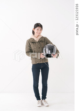 ヘルメットを持つ女性ライダー ヘルメットを持つ女性ライダー 123121916