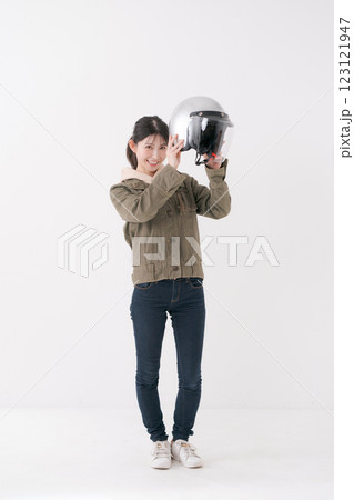 ヘルメットを持つ女性ライダー ヘルメットを持つ女性ライダー 123121947