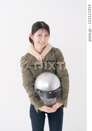 ヘルメットを持つ女性ライダー ヘルメットを持つ女性ライダー 123121954