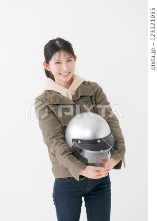 ヘルメットを持つ女性ライダー ヘルメットを持つ女性ライダー 123121955