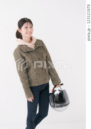 ヘルメットを持つ女性ライダー ヘルメットを持つ女性ライダー 123121978