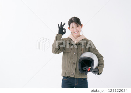ヘルメットを持つ女性ライダー ヘルメットを持つ女性ライダー 123122024