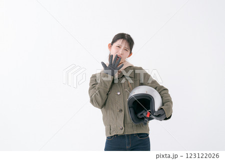 ヘルメットを持つ女性ライダー 123122026
