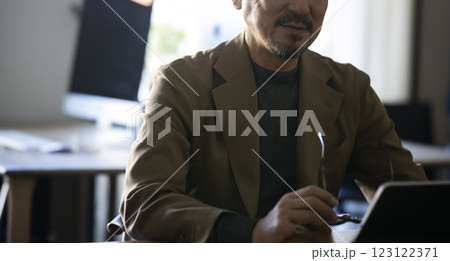 オフィスで仕事するミドル男性 123122371
