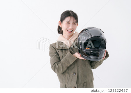 ヘルメットを持つ女性ライダー 123122437