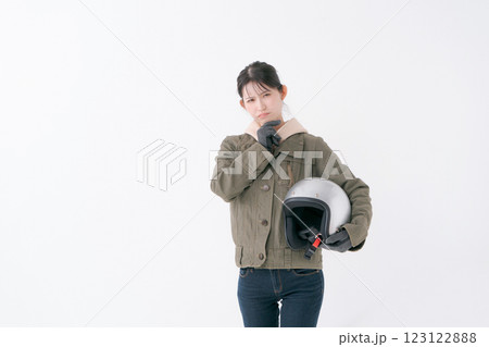 考える表情の女性ライダー 123122888