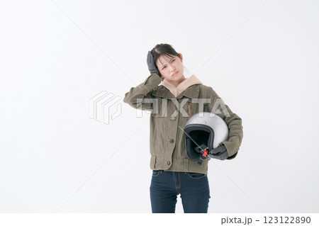考える表情の女性ライダー 123122890