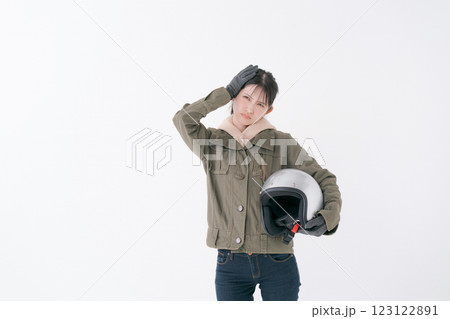 考える表情の女性ライダー 考える表情の女性ライダー 123122891