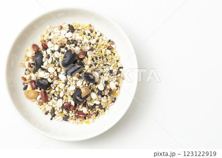 皿に乗った雑穀 白バック 皿に乗った雑穀 白バック 123122919