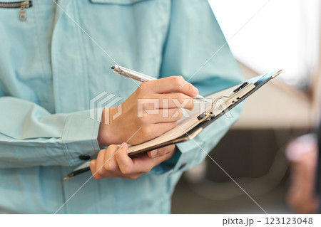 飲食店で点検をする作業着を着た男性 飲食店で点検をする作業着を着た男性 123123048