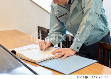 飲食店で図面を確認する男性 飲食店で図面を確認する男性 123123052
