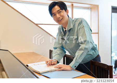 飲食店で図面を確認する男性 飲食店で図面を確認する男性 123123054