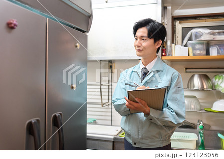 飲食店の冷蔵庫を確認する男性 123123056