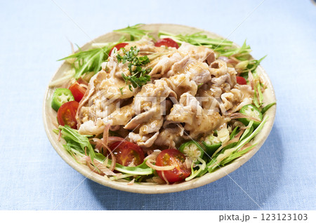 水菜とトマトとオクラで作る夏の豚しゃぶサラダ 水菜とトマトとオクラで作る夏の豚しゃぶサラダ 123123103