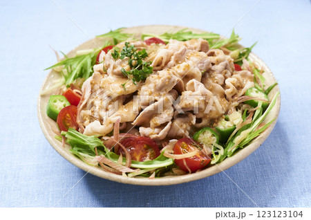 水菜とトマトとオクラで作る夏を感じる豚しゃぶサラダ 123123104