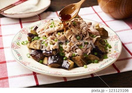 なすと豚肉のしゃぶしゃぶサラダ 123123106