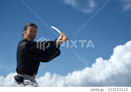 叫びながら刀を構える和服の男 123123113