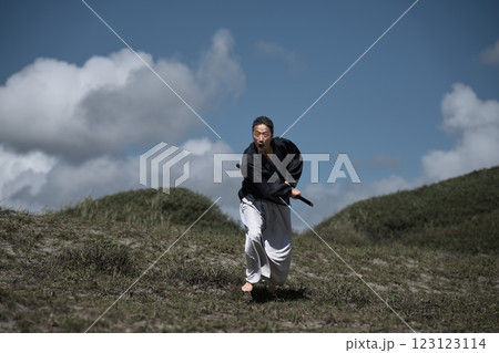刀を構えて走るサムライ 刀を構えて走るサムライ 123123114
