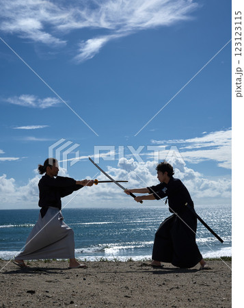 海辺で対決する2人の侍 海辺で対決する2人の侍 123123115