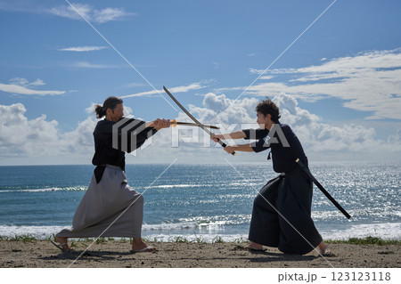 海辺で対決する2人の侍 海辺で対決する2人の侍 123123118