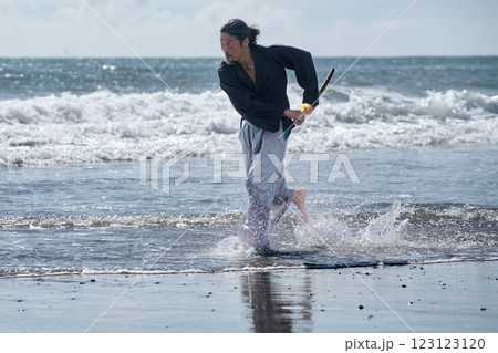 刀を構えて海辺を走るサムライ 123123120
