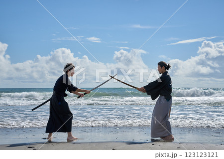 海辺で対決する2人の侍 海辺で対決する2人の侍 123123121