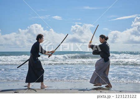 海辺で対決する2人の侍 海辺で対決する2人の侍 123123122