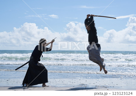 海辺で戦う2人の侍 123123124