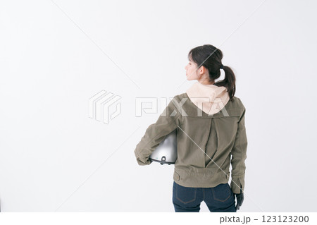 ヘルメットを持つ女性ライダー ヘルメットを持つ女性ライダー 123123200