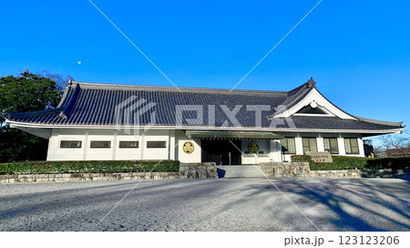 朝日が映す木影と青空に彩られた「三河武士のやかた家康館」〈岡崎城公園/愛知県岡崎市〉 123123206