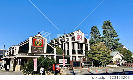 ロゴマークが青空に映えるカクキュー(合資会社八丁味噌)の本社屋(旧本社事務所)〈八丁味噌の郷/愛知県 ロゴマークが青空に映えるカクキュー(合資会社八丁味噌)の本社屋(旧本社事務所)〈八丁味噌の郷/愛知県 123123208