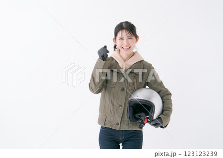 ガッツポーズをする女性ライダー ガッツポーズをする女性ライダー 123123239