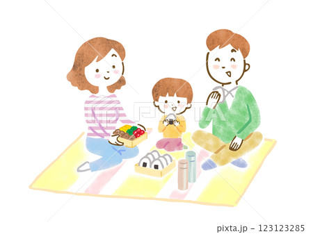 レジャーシートを敷いてお弁当を食べる3人家族の手描きイラスト 123123285