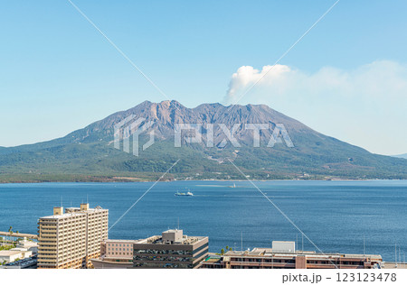 鹿児島県鹿児島市 鹿児島市内から見る噴煙を上げる桜島 鹿児島県鹿児島市 鹿児島市内から見る噴煙を上げる桜島 123123478