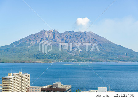 鹿児島県鹿児島市 鹿児島市内から見る噴煙を上げる桜島 鹿児島県鹿児島市 鹿児島市内から見る噴煙を上げる桜島 123123479