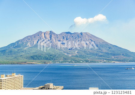 鹿児島県鹿児島市 鹿児島市内から見る噴煙を上げる桜島 鹿児島県鹿児島市 鹿児島市内から見る噴煙を上げる桜島 123123481