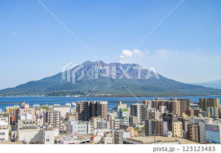 鹿児島県鹿児島市　鹿児島市内から見る噴煙を上げる桜島 123123483