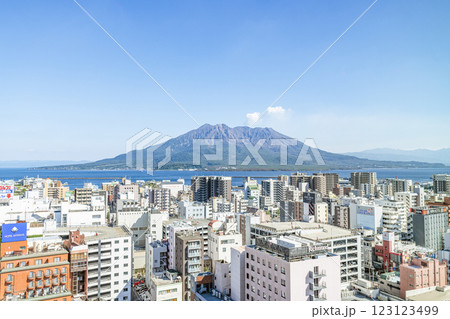 鹿児島県鹿児島市　鹿児島市内から見る噴煙を上げる桜島 123123499