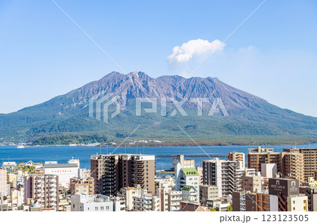 鹿児島県鹿児島市　鹿児島市内から見る噴煙を上げる桜島 123123505
