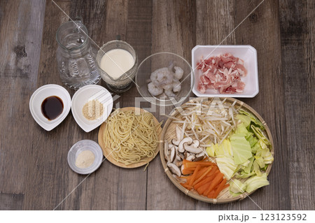 ちゃんぽんを作る工程　ちゃんぽんを丼にもりつける 123123592