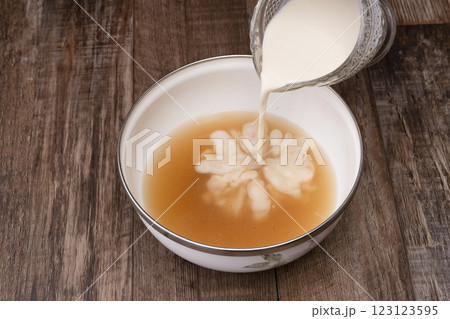 ちゃんぽんを作る工程　ちゃんぽんを丼にもりつける 123123595