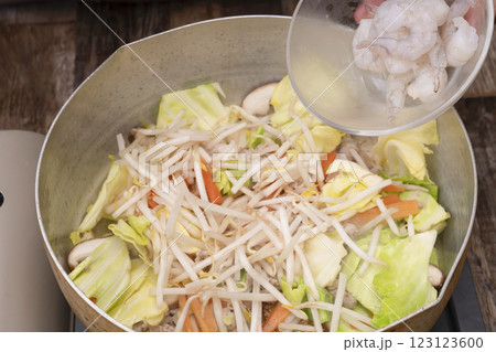 ちゃんぽんを作る工程 ちゃんぽんを丼にもりつける ちゃんぽんを作る工程 ちゃんぽんを丼にもりつける 123123600