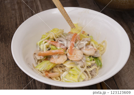 ちゃんぽんを作る工程 ちゃんぽんを丼にもりつける ちゃんぽんを作る工程 ちゃんぽんを丼にもりつける 123123609