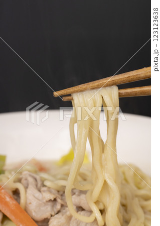ちゃんぽんの麺を箸で持ち上げる ちゃんぽんの麺を箸で持ち上げる 123123638